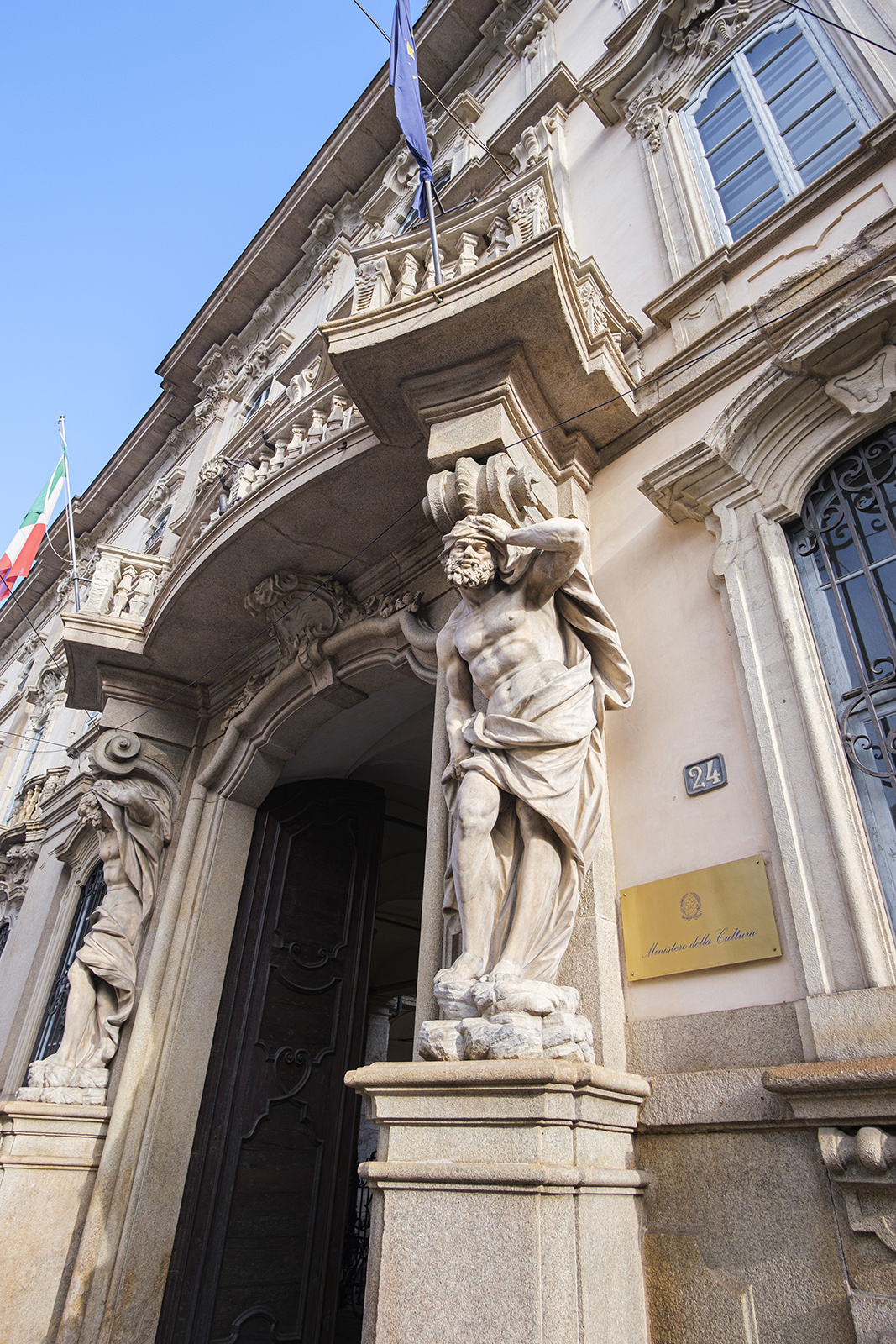 L'ingresso del palazzo, con le grandi statue dei telamoni (© ph. Roberto Morelli, Ministero della Cultura, 2025)